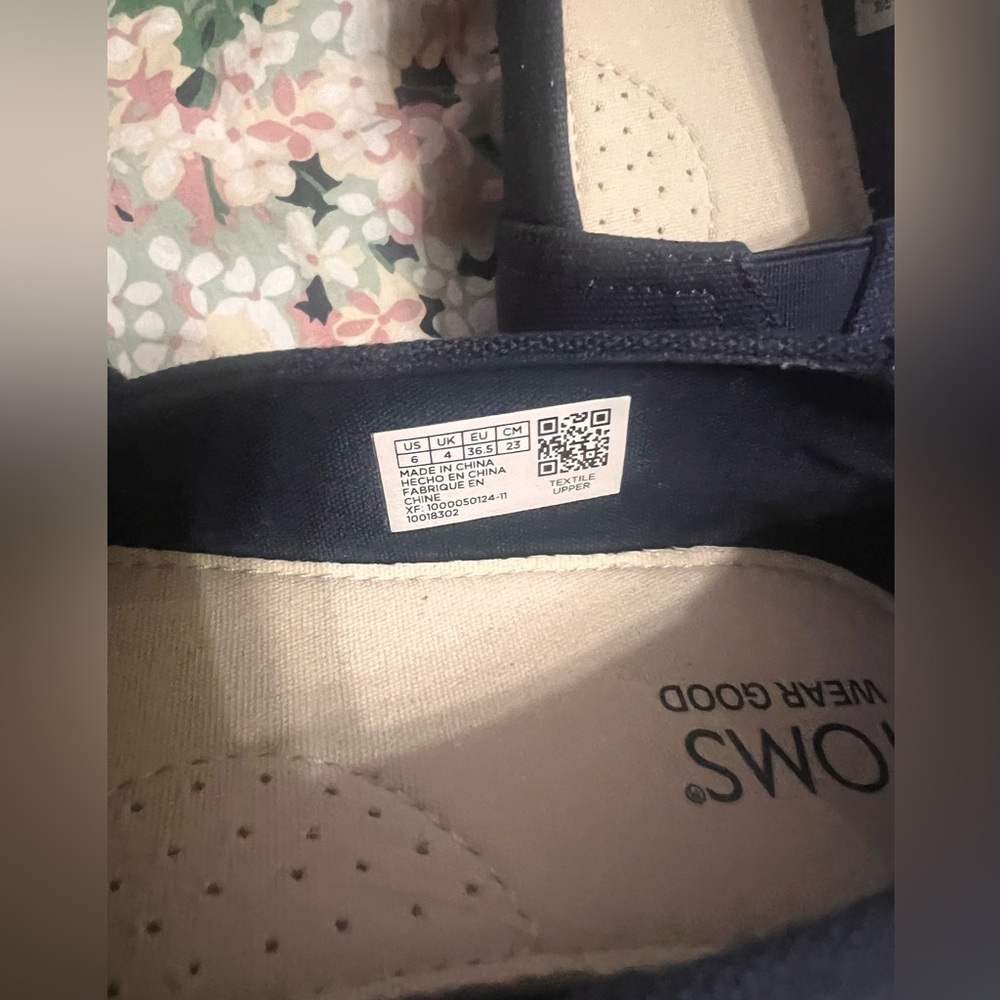 Navy Canvas Slip On - Tom’s - Sz 6. EUC - Picture 4 of 5